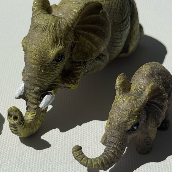 Decor 🐘 3PC Elephant Hug Baby Resin Figurine Set – Cute Miniature Home Décor - Picture 5 of 16